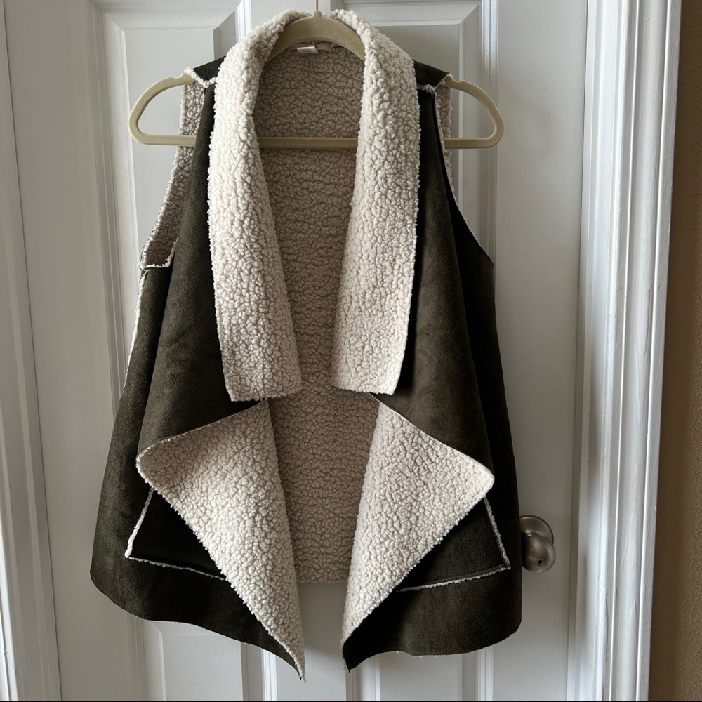 Sung Light by La Vida Olive green sherpa lined vest